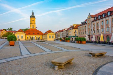 Bialystok, Poland.IMAGE 'da Rynek Kosciuszki Meydanı' ndaki belediye binasının gün doğumu manzarası