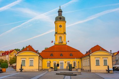 Bialystok, Poland.IMAGE 'da Rynek Kosciuszki Meydanı' ndaki belediye binasının gün doğumu manzarası