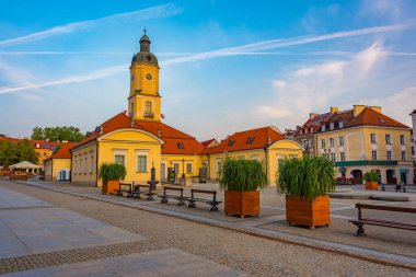 Bialystok, Poland.IMAGE 'da Rynek Kosciuszki Meydanı' ndaki belediye binasının gün doğumu manzarası