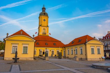 Bialystok, Poland.IMAGE 'da Rynek Kosciuszki Meydanı' ndaki belediye binasının gün doğumu manzarası