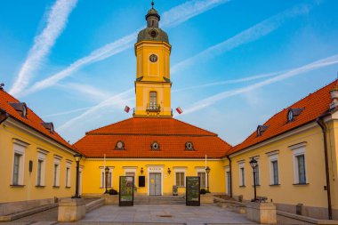 Bialystok, Poland.IMAGE 'da Rynek Kosciuszki Meydanı' ndaki belediye binasının gün doğumu manzarası