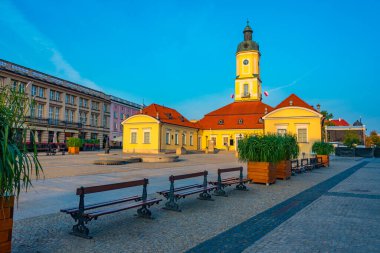 Bialystok, Poland.IMAGE 'da Rynek Kosciuszki Meydanı' ndaki belediye binasının gün doğumu manzarası