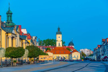 Bialystok, Poland.IMAGE 'da Rynek Kosciuszki Meydanı' ndaki belediye binasının gün doğumu manzarası