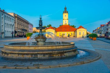 Bialystok, Poland.IMAGE 'da Rynek Kosciuszki Meydanı' ndaki belediye binasının gün doğumu manzarası