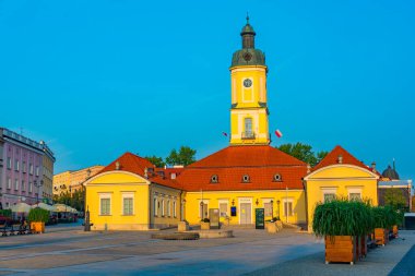 Bialystok, Poland.IMAGE 'da Rynek Kosciuszki Meydanı' ndaki belediye binasının gün doğumu manzarası