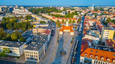 Bialystok, Poland.IMAGE 'da Rynek Kosciuszki Meydanı' ndaki belediye binasının gün doğumu manzarası