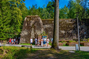 Polonya 'daki İkinci Dünya Savaşı sırasında Adolf Hitler' in kullandığı kurt sığınaklarının kalıntıları.