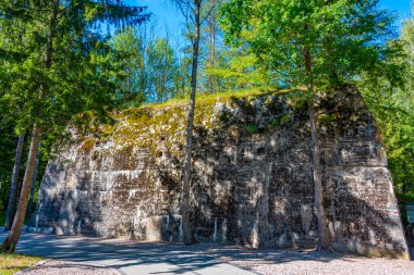 Polonya 'daki İkinci Dünya Savaşı sırasında Adolf Hitler' in kullandığı kurt sığınaklarının kalıntıları.