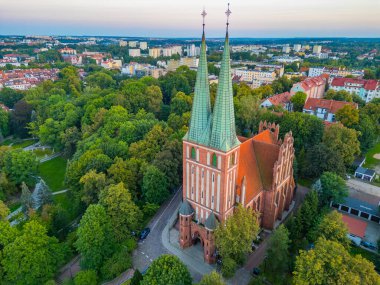 Polonya Kraliçemizin Kilisesi 'nin Olsztyn, Poland.IMAGE' deki günbatımı manzarası