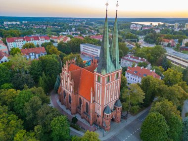 Polonya Kraliçemizin Kilisesi 'nin Olsztyn, Poland.IMAGE' deki günbatımı manzarası