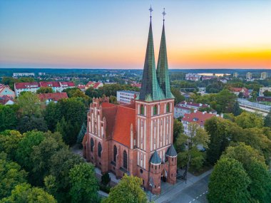 Polonya Kraliçemizin Kilisesi 'nin Olsztyn, Poland.IMAGE' deki günbatımı manzarası
