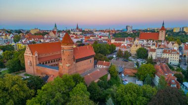 Olsztyn 'in günbatımı manzarası ve Poland.IMAGE kalesi