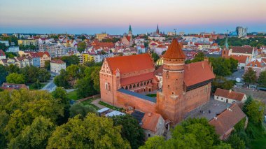 Poland.IMAGE 'deki Olsztyn kalesinin günbatımı manzarası.