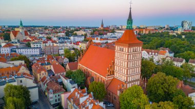 Poland.IMAGE 'deki Olsztyn katedralinin günbatımı görünümü