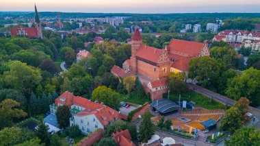 Poland.IMAGE 'deki Olsztyn kalesinin günbatımı manzarası.