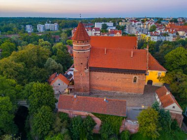 Poland.IMAGE 'deki Olsztyn kalesinin günbatımı manzarası.