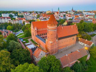 Poland.IMAGE 'deki Olsztyn kalesinin günbatımı manzarası.