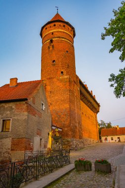 Poland.IMAGE 'deki Olsztyn kalesinin günbatımı manzarası.