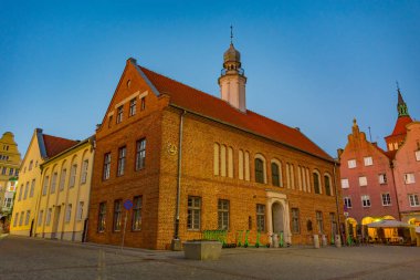 Olsztyn, Poland.IMAGE 'deki eski belediye binasının günbatımı manzarası