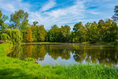 Varşova, Poland.IMAGE 'daki Wilanow Sarayı' nda bahçe gölü.