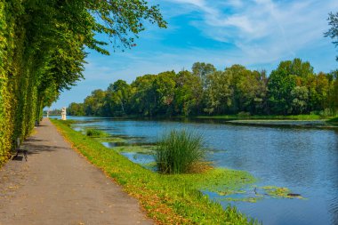 Varşova, Poland.IMAGE 'daki Wilanow Sarayı' nda bahçe gölü.