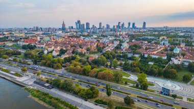 Varşova 'nın Skyline' ı Poland.IMAGE 'da Vistula nehrinin arkasında görülüyor.