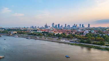 Varşova 'nın Skyline' ı Poland.IMAGE 'da Vistula nehrinin arkasında görülüyor.