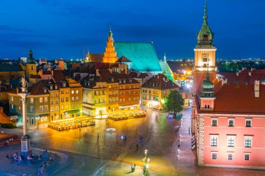 Polonya 'nın başkenti Varşova' da kraliyet şatosunun önündeki kale meydanının günbatımı manzarası..