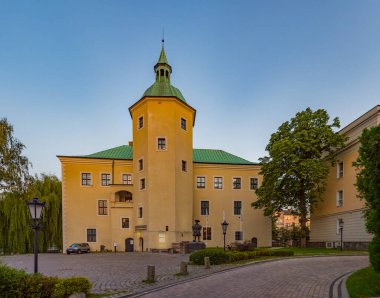 Slupsk, Poland.IMAGE 'da tarihi bir şatonun günbatımı manzarası