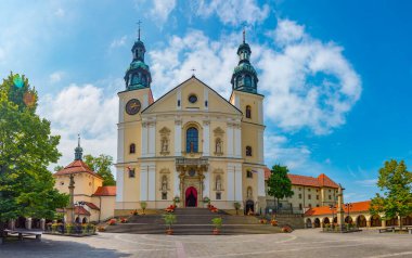 Güneşli bir günde Polonya 'daki Kalwaria Zebrzydowska manastırı.