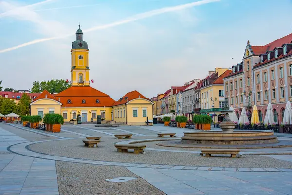 Bialystok, Poland.IMAGE 'da Rynek Kosciuszki Meydanı' ndaki belediye binasının gün doğumu manzarası