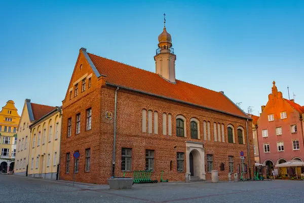 Olsztyn, Poland.IMAGE 'deki eski belediye binasının günbatımı manzarası