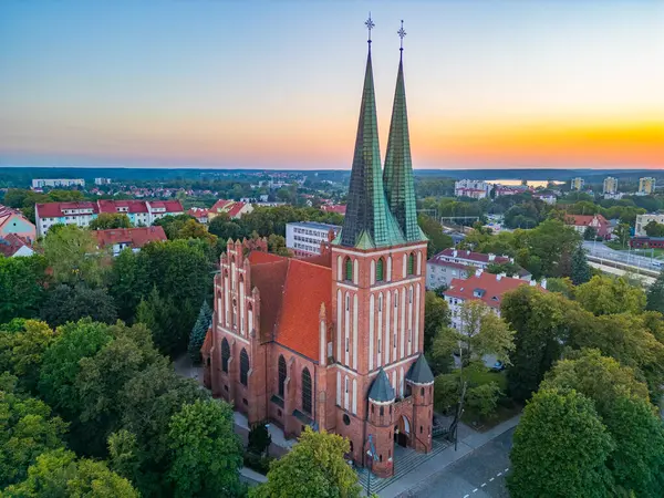 Polonya Kraliçemizin Kilisesi 'nin Olsztyn, Poland.IMAGE' deki günbatımı manzarası