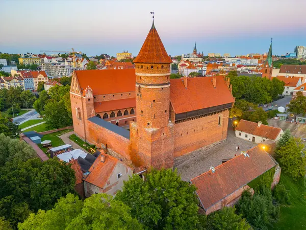 Poland.IMAGE 'deki Olsztyn kalesinin günbatımı manzarası.