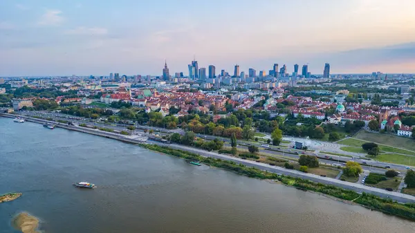Varşova 'nın Skyline' ı Poland.IMAGE 'da Vistula nehrinin arkasında görülüyor.