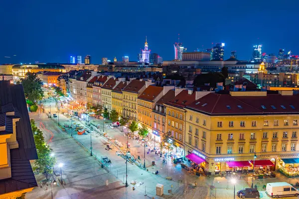 Polonya 'nın Varşova kentindeki Krakowskie przedmiescie caddesinde yürüyen insanların hava görüntüsü.