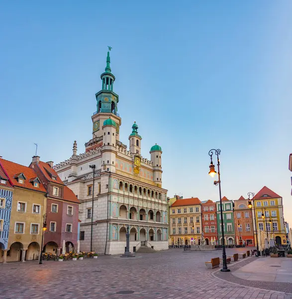 Poznan, Poland.IMAGE 'deki belediye binasının gün doğumu manzarası