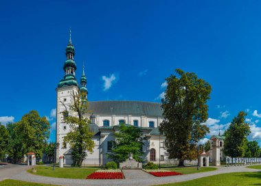 Kutsal Bakire Meryem 'in Varsayımı Katedrali ve Lowicz, Poland.IMAGE' de Aziz Nicholas.