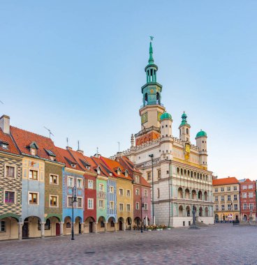 Poznan, Poland.IMAGE 'deki belediye binasının gün doğumu manzarası