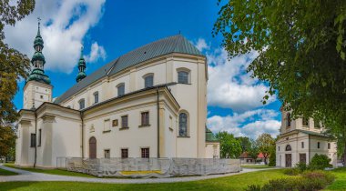 Kutsal Bakire Meryem 'in Varsayımı Katedrali ve Lowicz, Poland.IMAGE' de Aziz Nicholas.