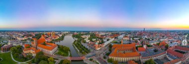 Wroclaw 'ın merkezinde Kum, Wroclaw katedrali ve Wroclaw, Poland.IMAGE' deki Aziz Bartholomew kilisesi üzerinde Roma Katolik kilisesi NMP ile günbatımı manzarası.