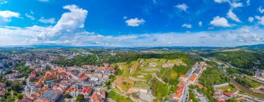 Polonya 'nın Klodzko kentinin panorama manzarası.