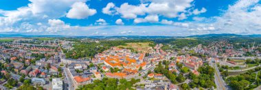 Polonya 'nın Klodzko kentinin panorama manzarası.