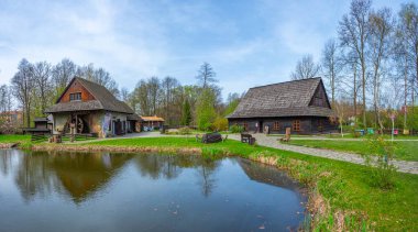 Pszczyna açık hava müzesindeki ahşap kulübeler. Poland.IMAGE
