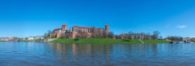 Polonya 'nın Krakow / Krakow kentindeki Wawel kalesi Vistula / Wisla nehrine yansıdı.