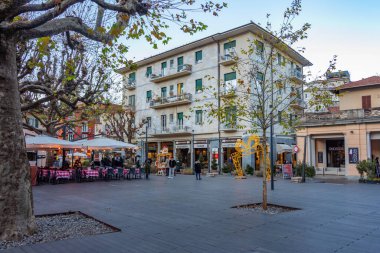 Stresa, İtalya, 28 Aralık 2024: İtalyan Stresa kentinin ana meydanı.