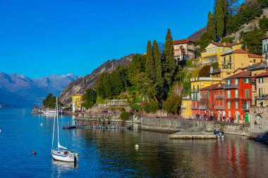 Varenna, İtalya, 31 Aralık 2024: İnsanlar Varenna, İtalya 'da göl kenarında geziniyorlar.