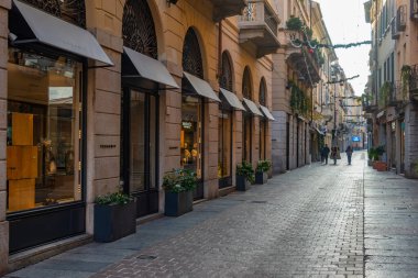 Como, İtalya, 1 Ocak 2025 'te İtalyan kasaba komedisinde bir caddede gün doğumu.