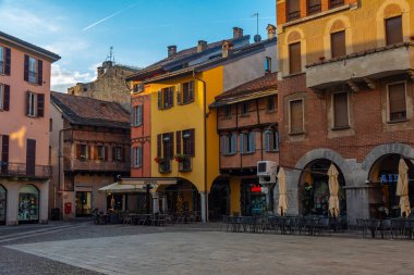 Como, İtalya, 1 Ocak 2025 'te İtalyan kasaba komedisinde bir caddede gün doğumu.