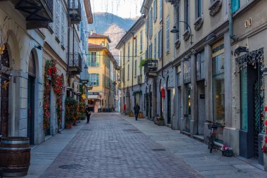 Como, İtalya, 1 Ocak 2025 'te İtalyan kasaba komedisinde bir caddede gün doğumu.